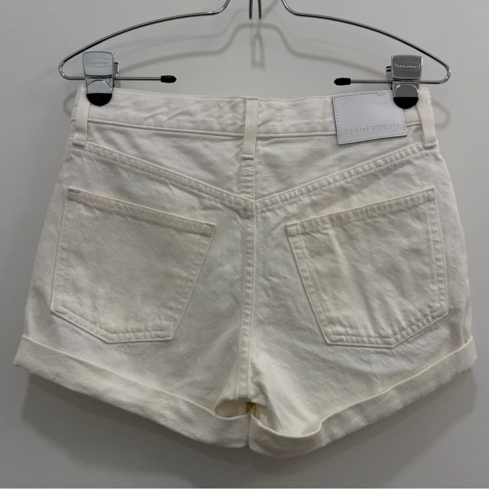 Aritzia Denim Forum The '90s A-Line Hi-Rise Jean Short in white size 25